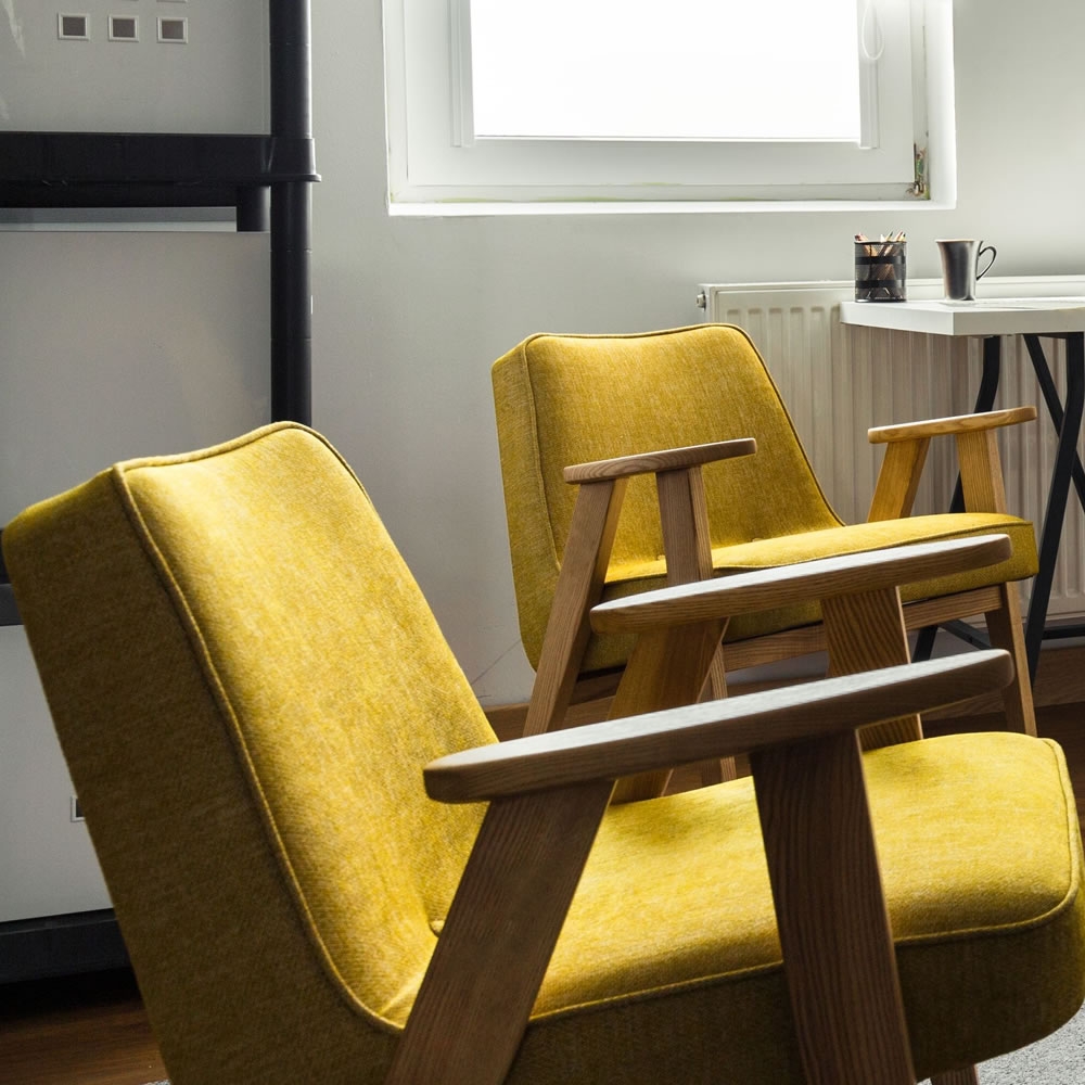 他是對建築物內部環境的再創造。室內設計可以分為公共空間和居家兩大類別。當我們提到室內設計時，會提到的還有動線、空間、色彩、照明、功能等等相關的重要術語。
